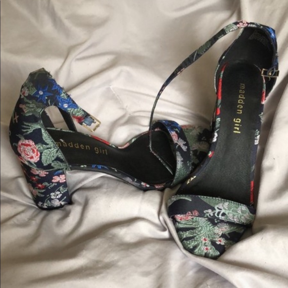 Steve Madden Beella navy floral heels